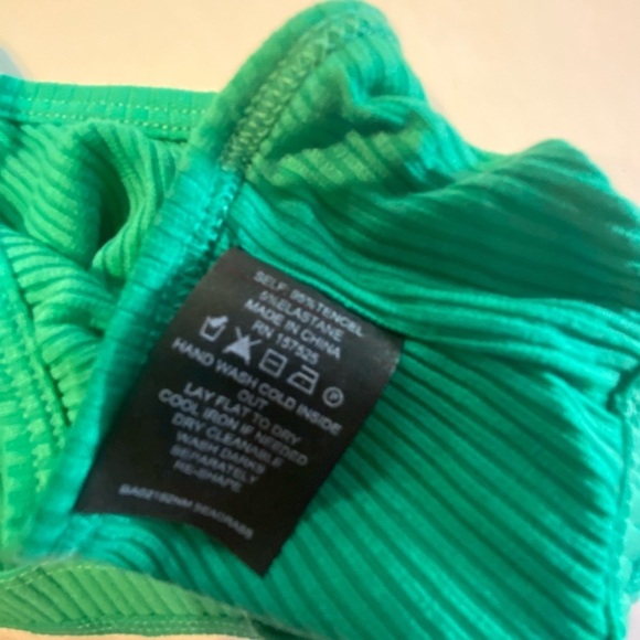 Wsly Green Sports Bra Size Medium B5 - Picture 3 of 5